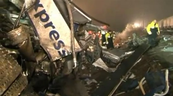 اكثر من 60 راكب بين قتيل وجريح في تصادم قطارين بالمانيا!!  صورة رقم 6