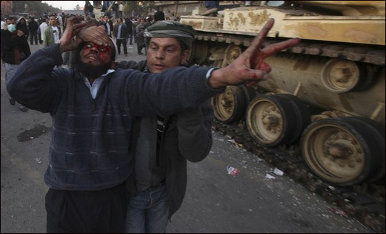تجدد المواجهات بميدان التحرير مع الاستعداد لجمعة الرحيل  صورة رقم 2