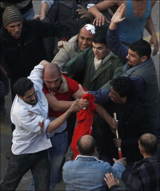 تجدد المواجهات بميدان التحرير مع الاستعداد لجمعة الرحيل  صورة رقم 5