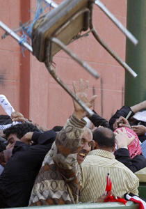 تجدد المواجهات بميدان التحرير مع الاستعداد لجمعة الرحيل  صورة رقم 1