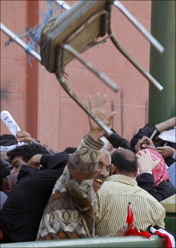 تجدد المواجهات بميدان التحرير مع الاستعداد لجمعة الرحيل  صورة رقم 4