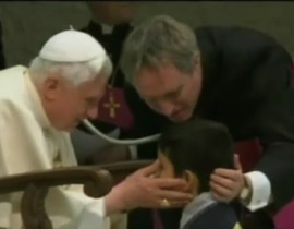 طفل يخرق بروتوكول الفاتيكان ويتقدم نحو البابا في جلسة!  صورة رقم 1
