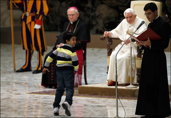 طفل يخرق بروتوكول الفاتيكان ويتقدم نحو البابا في جلسة!  صورة رقم 2