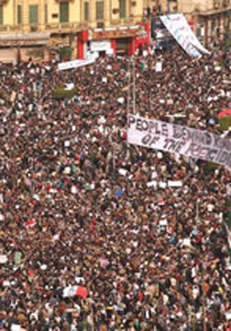 مظاهرات ميدان التحرير مستمرة والاخوان المسلمين متمسكين بمطالب المتظاهرين صورة رقم 1