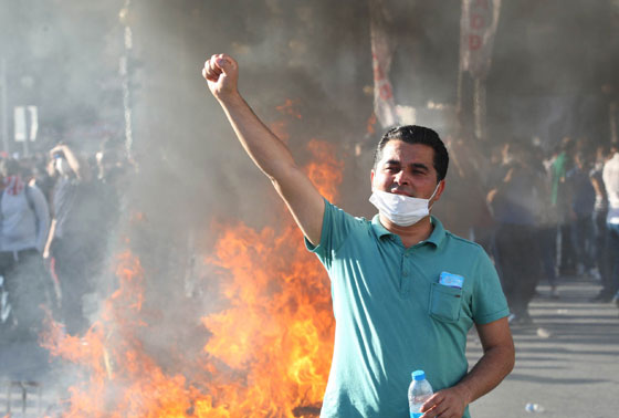 فريحة والسلطان سليمان ومهند يتظاهرون ضد اردوغان صورة رقم 12