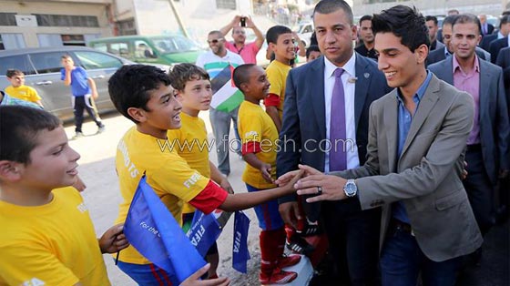 رئيس فيفا يزور فلسطين والاردن لدعم كرة القدم ويفاجئ محمد عساف صورة رقم 3