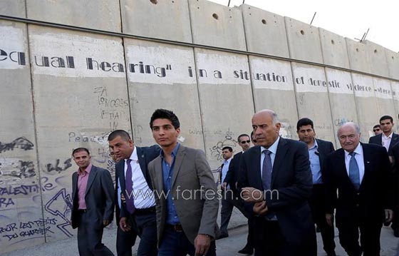 رئيس فيفا يزور فلسطين والاردن لدعم كرة القدم ويفاجئ محمد عساف صورة رقم 4