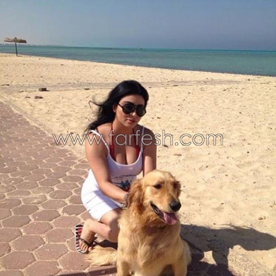 صور جديدة للفنانة اللبنانية مروى بزي البحر المثير مع كلابها صورة رقم 1 صور جديدة للفنانة اللبنانية مروى بزي البحر المثير مع كلابها صورة رقم 1