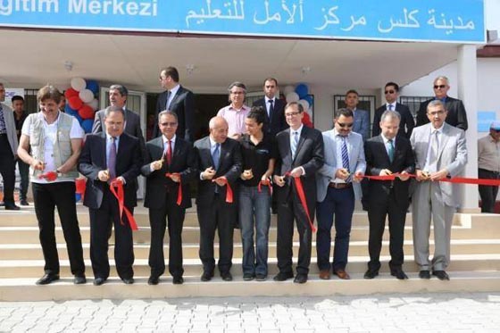النجمة التركية لميس تقضي اوقاتا ممتعة مع اطفال سوريا صورة رقم 2