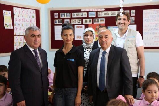 النجمة التركية لميس تقضي اوقاتا ممتعة مع اطفال سوريا صورة رقم 8