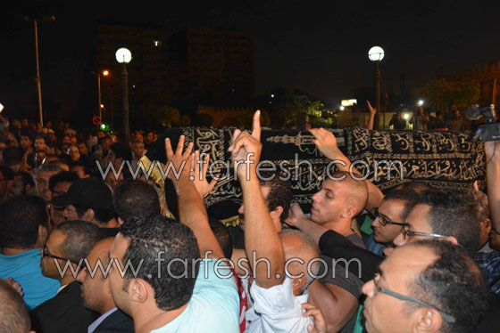 صور حصرية لمسلسلات برو.. جنازة حاشدة للفنان الراحل خالد صالح صورة رقم 7 صور حصرية لمسلسلات برو.. جنازة حاشدة للفنان الراحل خالد صالح صورة رقم 7