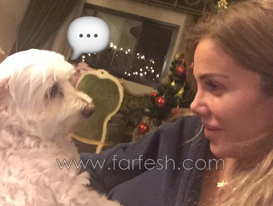 صور نيكول سابا وهي طفلة امام شجرة الميلاد المزينة صورة رقم 2 صور نيكول سابا وهي طفلة امام شجرة الميلاد المزينة صورة رقم 2