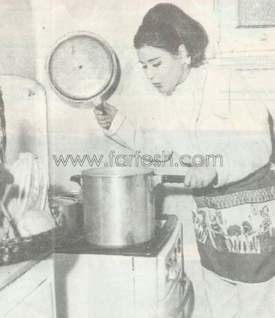  صور نادرة لنجمات الزمن الجميل في المطبخ يحضرّن اشهى الاطباق  صورة رقم 1