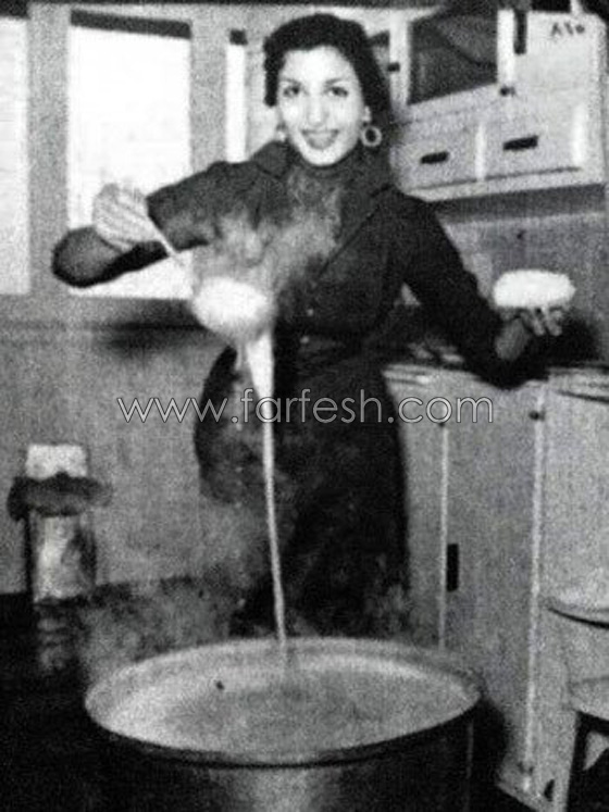  صور نادرة لنجمات الزمن الجميل في المطبخ يحضرّن اشهى الاطباق  صورة رقم 4