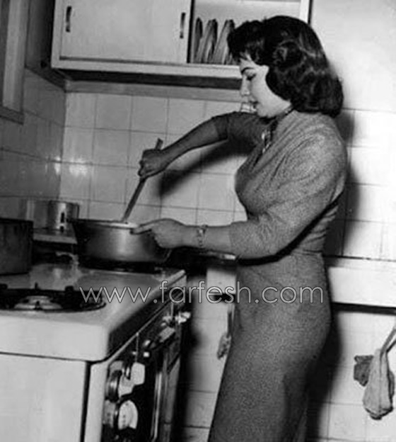  صور نادرة لنجمات الزمن الجميل في المطبخ يحضرّن اشهى الاطباق  صورة رقم 2