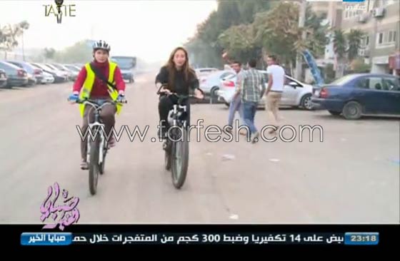 فيديو الاعلامية المصرية رهام سعيد تتعرض للمعاكسات وهي تقود دراجتها صورة رقم 3