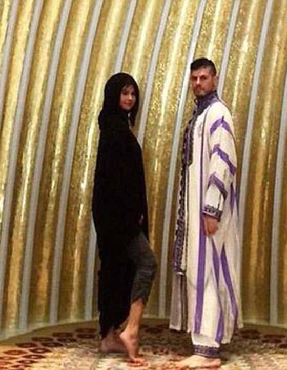صور وفيديو: سيلينا غوميز تكشف كاحلها في مسجد او ظبي وتثير موجة غضب صورة رقم 1 صور وفيديو: سيلينا غوميز تكشف كاحلها في مسجد او ظبي وتثير موجة غضب صورة رقم 1