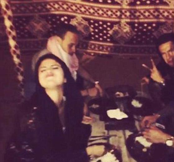 صور وفيديو: سيلينا غوميز تكشف كاحلها في مسجد او ظبي وتثير موجة غضب صورة رقم 3 صور وفيديو: سيلينا غوميز تكشف كاحلها في مسجد او ظبي وتثير موجة غضب صورة رقم 3