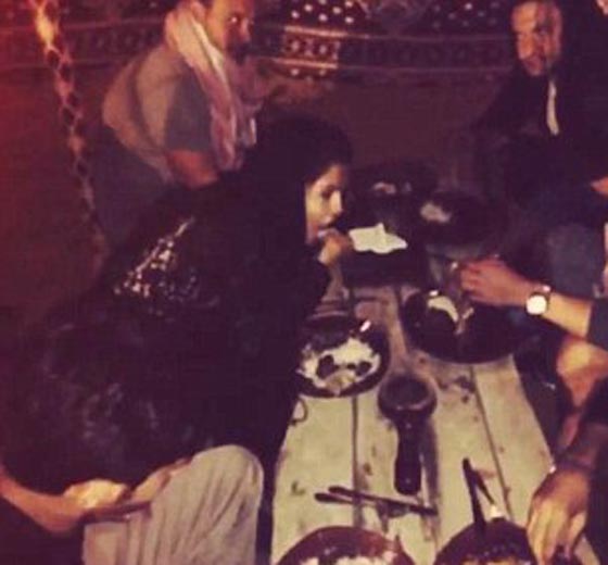 صور وفيديو: سيلينا غوميز تكشف كاحلها في مسجد او ظبي وتثير موجة غضب صورة رقم 4 صور وفيديو: سيلينا غوميز تكشف كاحلها في مسجد او ظبي وتثير موجة غضب صورة رقم 4