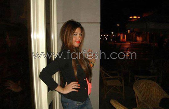 صور سارة سلامة تدهش جمهورها بثعبان يلتف حول جسدها بنعومة صورة رقم 5