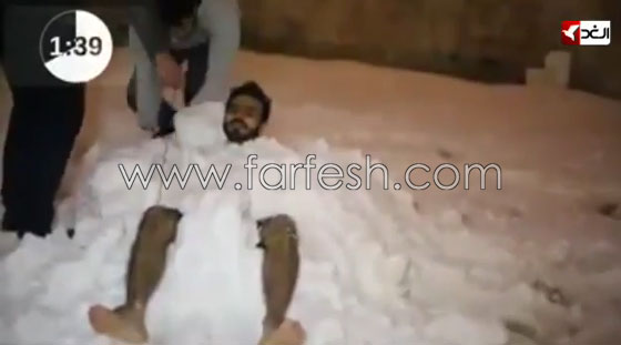 فنان يتحدى الاسد بقضاء ليلة مع اولاده في مخيم للاجئين السوريين صورة رقم 1