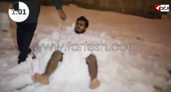 فنان يتحدى الاسد بقضاء ليلة مع اولاده في مخيم للاجئين السوريين صورة رقم 2