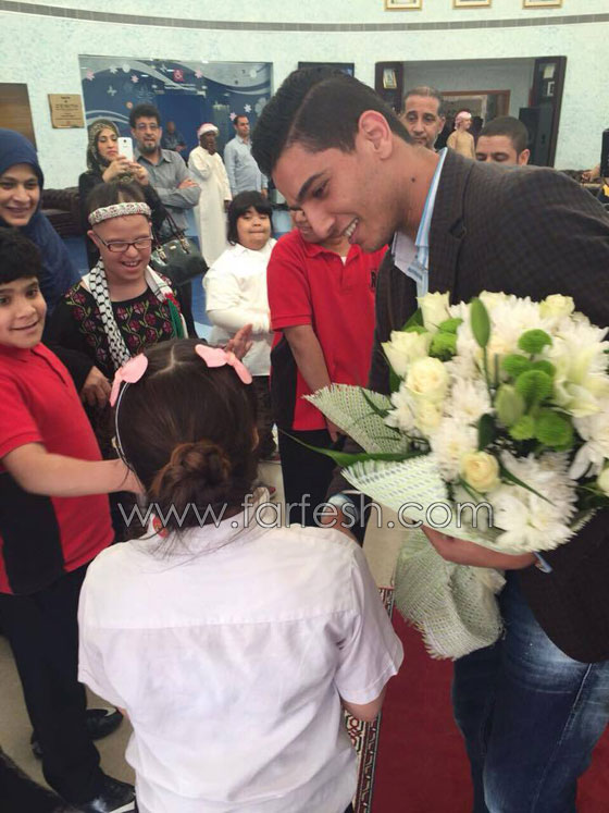 محبوب العرب يرقص الدبكة ويهدي كوفيته لمبدعي مركز راشد  صورة رقم 2