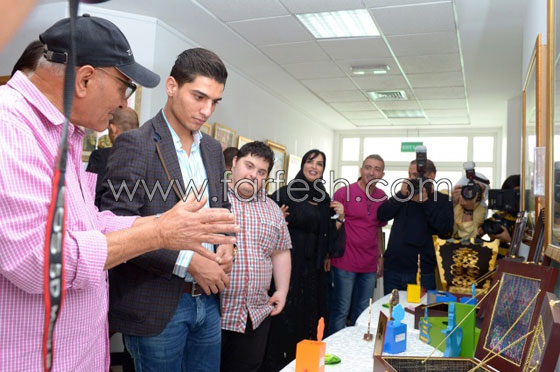 محبوب العرب يرقص الدبكة ويهدي كوفيته لمبدعي مركز راشد  صورة رقم 3