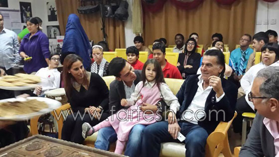 محبوب العرب يرقص الدبكة ويهدي كوفيته لمبدعي مركز راشد  صورة رقم 7