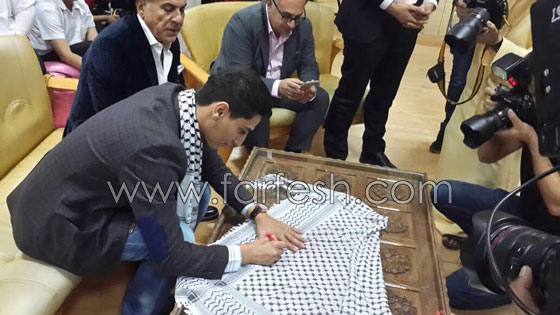 محبوب العرب يرقص الدبكة ويهدي كوفيته لمبدعي مركز راشد  صورة رقم 8