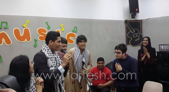 محبوب العرب يرقص الدبكة ويهدي كوفيته لمبدعي مركز راشد  صورة رقم 4