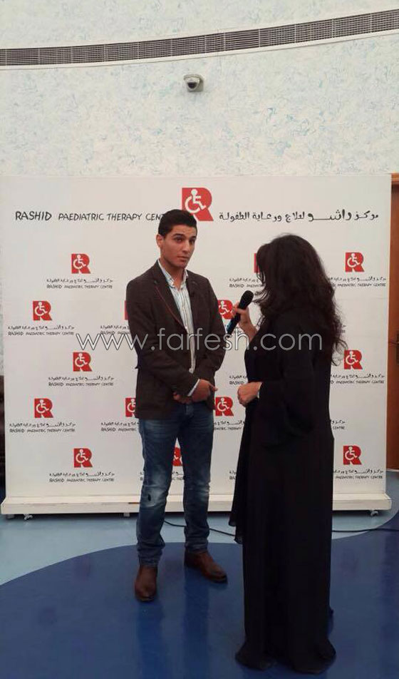 محبوب العرب يرقص الدبكة ويهدي كوفيته لمبدعي مركز راشد  صورة رقم 1