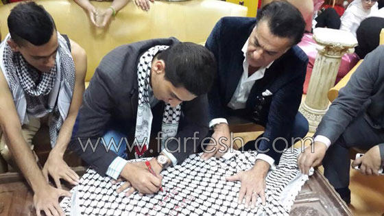 محبوب العرب يرقص الدبكة ويهدي كوفيته لمبدعي مركز راشد  صورة رقم 9