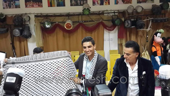 محبوب العرب يرقص الدبكة ويهدي كوفيته لمبدعي مركز راشد  صورة رقم 10