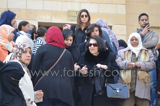 صور حصرية من جنازة الراحلة فاتن حمامة بحضور الفنانين صورة رقم 25