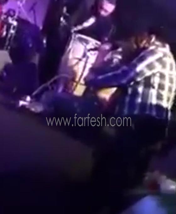  صور وفيديو رجل غريب يحتضن اليسا من الخلف حين سقطت على المسرح ! صورة رقم 5