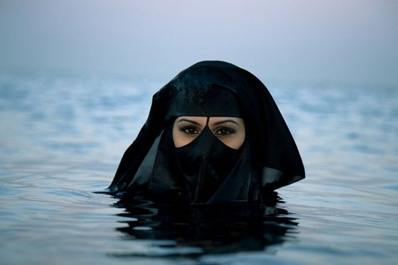 مصوّر بريطاني يلتقط صور نساء سعوديات منقبات ليغيّر نظرة الغرب الخاطئة صورة رقم 4