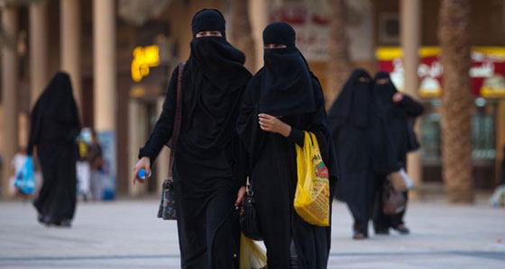 مصوّر بريطاني يلتقط صور نساء سعوديات منقبات ليغيّر نظرة الغرب الخاطئة صورة رقم 5