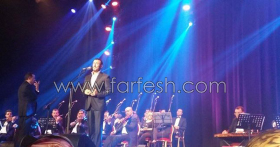  الفنان  كاظم الساهر يرفض سوارا ذهبيا من معجبة ويقدم لها وردة صورة رقم 2