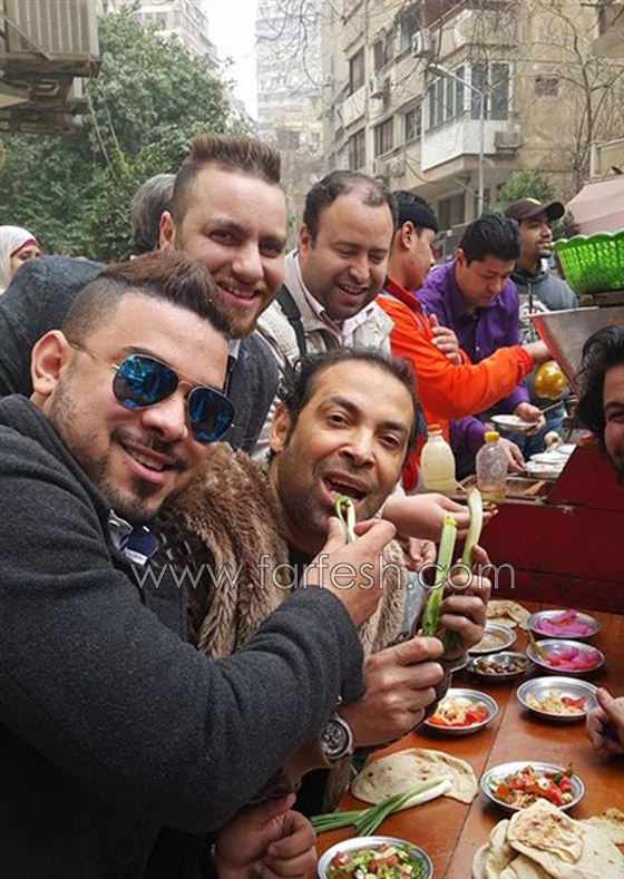 صور سعد الصغير يفاجئ جمهوره ويتناول الافطار على عربة فول صورة رقم 1