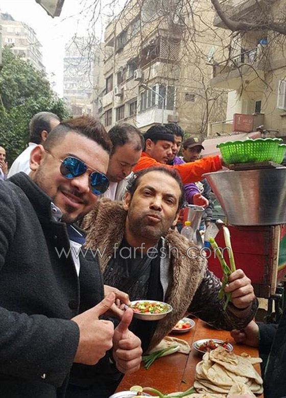 صور سعد الصغير يفاجئ جمهوره ويتناول الافطار على عربة فول صورة رقم 2