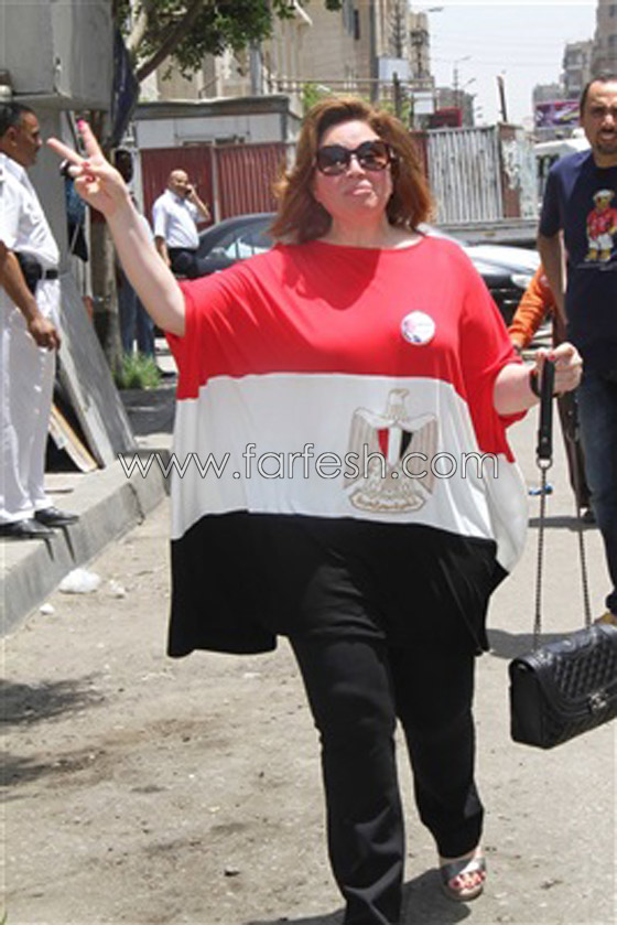 صور الفنانات المصريات و(مرمطة) علم مصر على أجسادهن صورة رقم 6