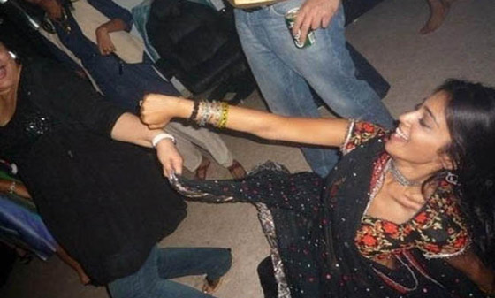 صور فضائح نجوم بوليوود في سهراتهم السريّة الخاصة صورة رقم 3 صور فضائح نجوم بوليوود في سهراتهم السريّة الخاصة صورة رقم 3