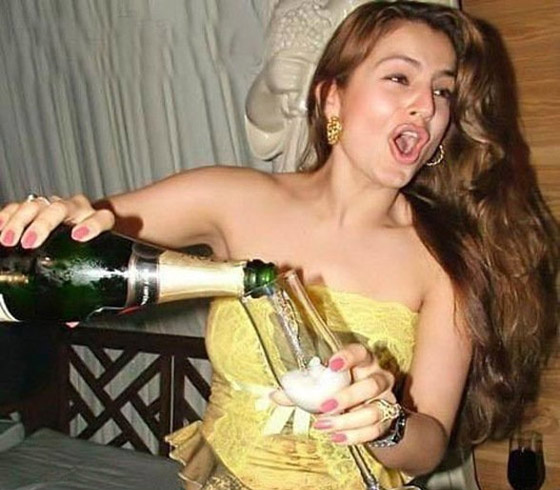 صور فضائح نجوم بوليوود في سهراتهم السريّة الخاصة صورة رقم 10 صور فضائح نجوم بوليوود في سهراتهم السريّة الخاصة صورة رقم 10