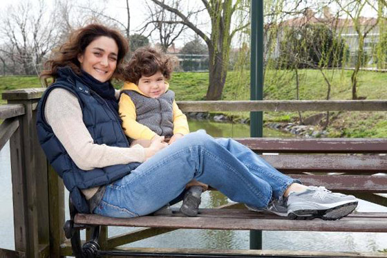 احتفالا بعيد الام.. نخبة من اجمل صور النجمات التركيات مع اولادهن صورة رقم 2