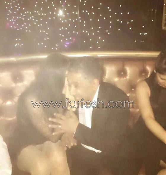 صور الشاب خالد في وضع حميم مع فتاة بملابس فاضحة صورة رقم 1