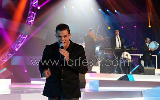 عمرو دياب في حفل الكويت ينزل عن المسرح ليسلّم على الجمهور صورة رقم 3 عمرو دياب في حفل الكويت ينزل عن المسرح ليسلّم على الجمهور صورة رقم 3
