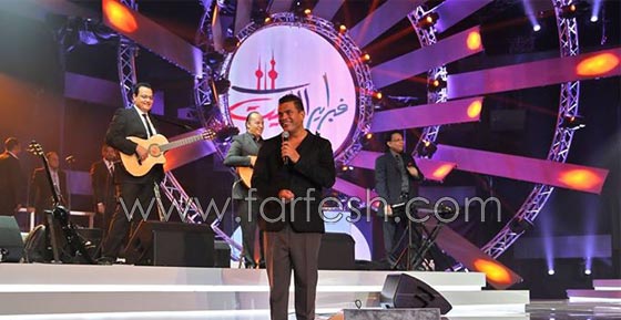 عمرو دياب في حفل الكويت ينزل عن المسرح ليسلّم على الجمهور صورة رقم 6 عمرو دياب في حفل الكويت ينزل عن المسرح ليسلّم على الجمهور صورة رقم 6
