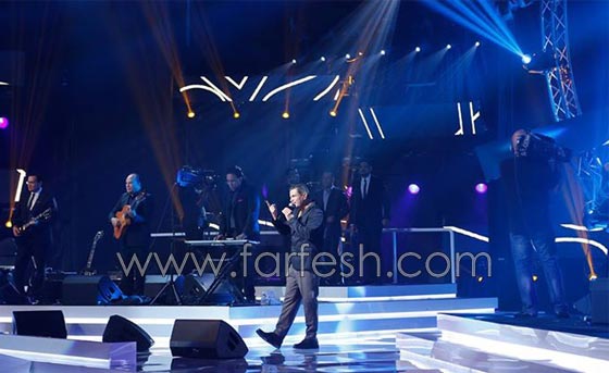عمرو دياب في حفل الكويت ينزل عن المسرح ليسلّم على الجمهور صورة رقم 9 عمرو دياب في حفل الكويت ينزل عن المسرح ليسلّم على الجمهور صورة رقم 9