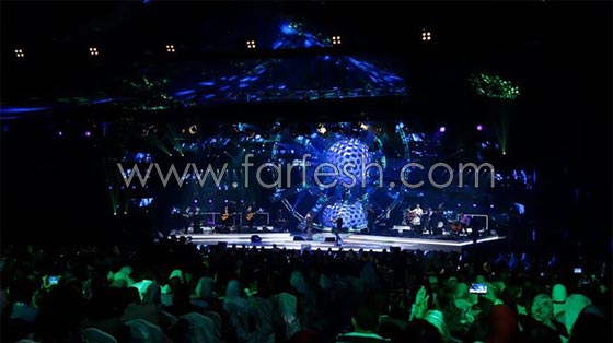 عمرو دياب في حفل الكويت ينزل عن المسرح ليسلّم على الجمهور صورة رقم 8 عمرو دياب في حفل الكويت ينزل عن المسرح ليسلّم على الجمهور صورة رقم 8